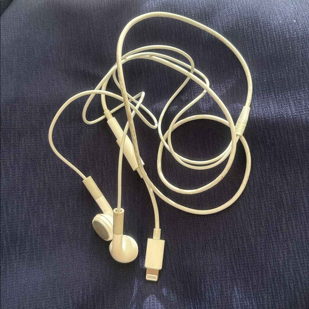 Apple EarPods Headphones with Lightning Connector & Built-in Remote to Control